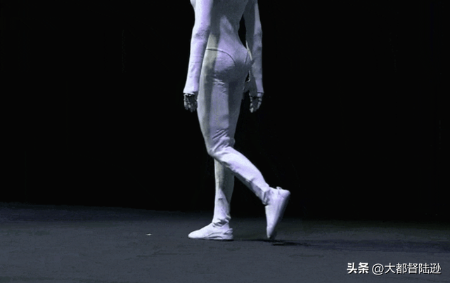 马斯克为何点赞小鹏机器人？到底是真心认可，还是感受到了压力？