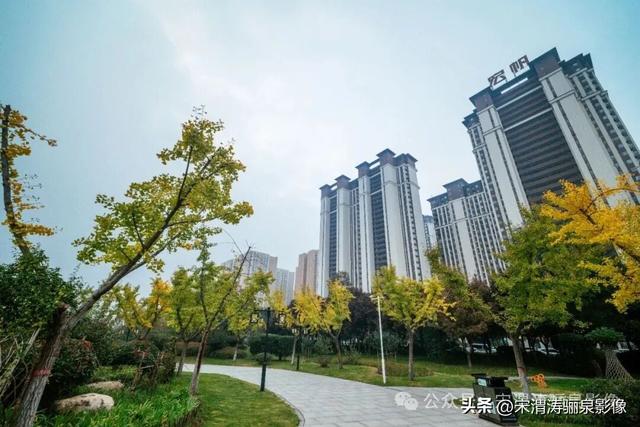 陕西渭南：人和公园亭台楼阁 秋色宜人 风光无限好