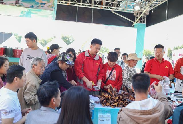 智慧文旅“炫”动红城——2025广西文化旅游嘉年华侧记