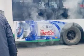事发武汉一路口！公交车突然冒出大量白烟，市民：气味很难闻图片