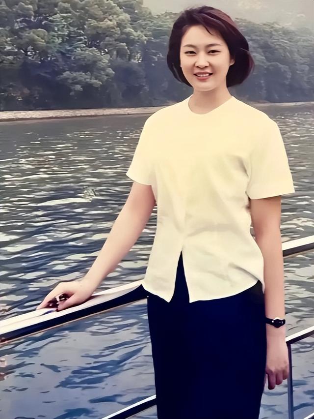 至今未婚未育，身边却有男人陪了近27年！59岁的她才是真人间清醒
