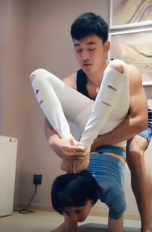 王子文的私教真尴尬，可能只有未婚女生才敢请这样的男教练吧。