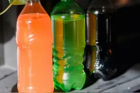 太危险了！别再乱用塑料瓶装东西！图片