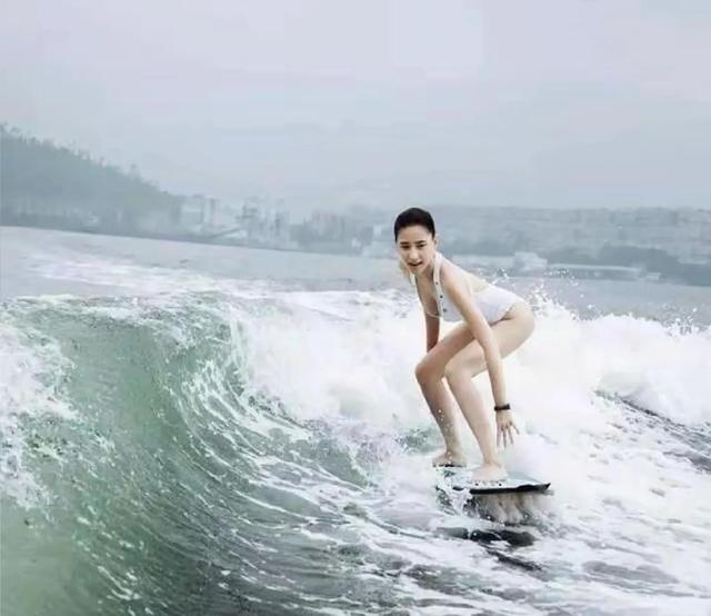 赌王女儿何超莲海边大片，身材超有料！