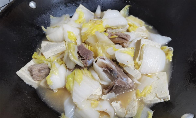 白菜炖豆腐	，先炒白菜还是豆腐？大厨教你正确顺序，鲜香又入味