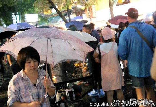 秋雨中的“西安回民街”街市（“陕西之旅”之六）