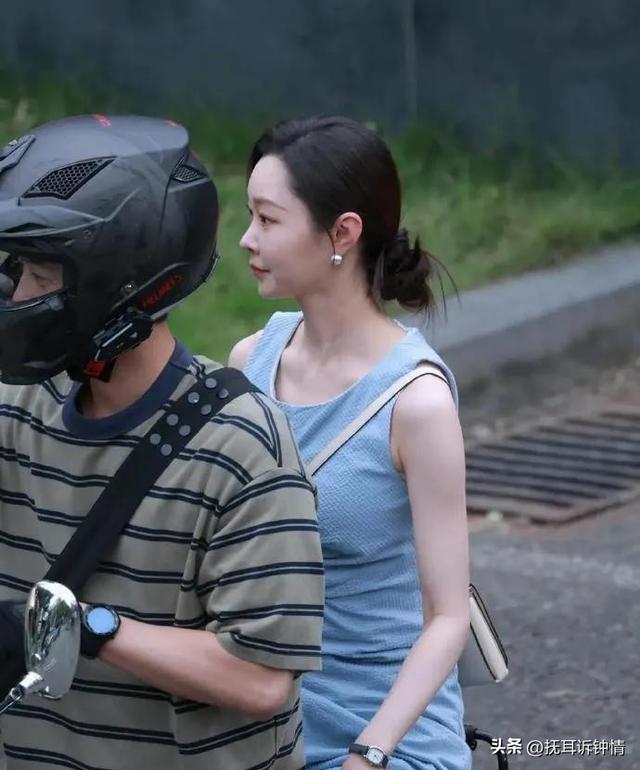 好想上去提醒宋轶，这样坐摩托车容易摔跤！