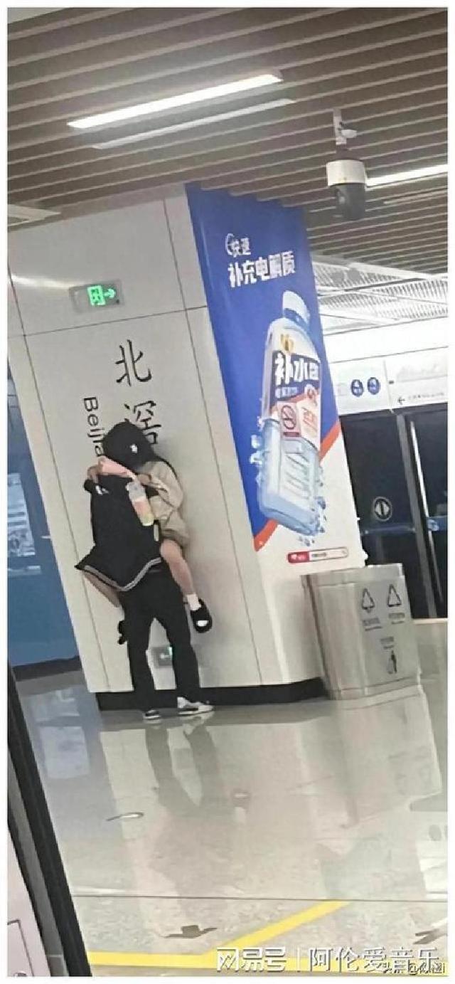 地铁偶遇“神仙情侣”！穿得朴素不玩手机，一个动作甜哭网友