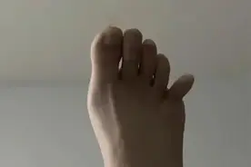 看着疼！女子辅导儿子作业情绪崩溃踹断脚趾图片