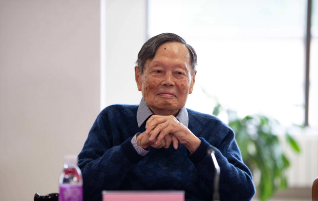 杨振宁去世才2天，令人恶心的一幕出现了，杨振宁助理曾辟谣