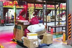 山西顺丰：AGV智能搬运机器人上岗 快递包裹“跑”得快图片