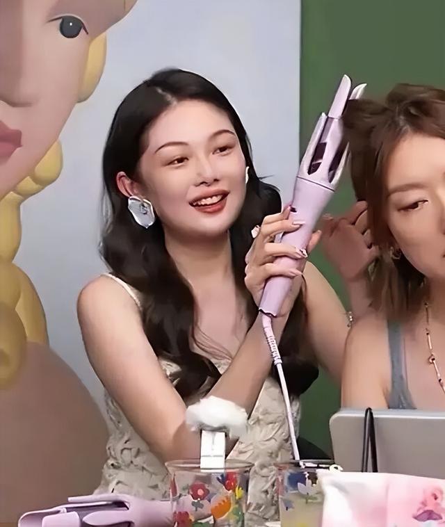嫁豪门风光？刘涛四年拍25戏，晚晚带货遇冷