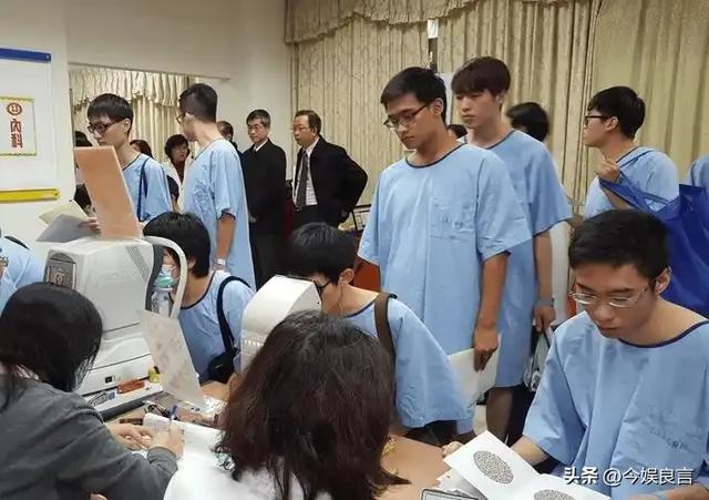 王大陆事件扩大！修杰楷、陈柏霖被上铐带走，贾静雯称孩子被吓到