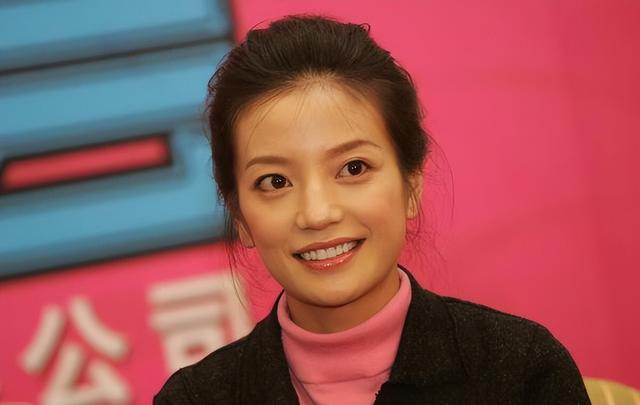 封杀四年，49岁赵薇近况再曝，参加好友婚礼，脸垮皮衰无星气