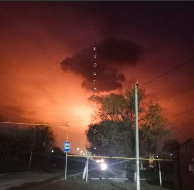 俄自杀式无人机突袭乌克兰画面曝光