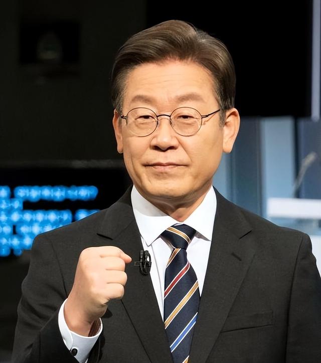 吃完了酒席，李在明启程离京	，临走前终于对华改口，一个时代告终