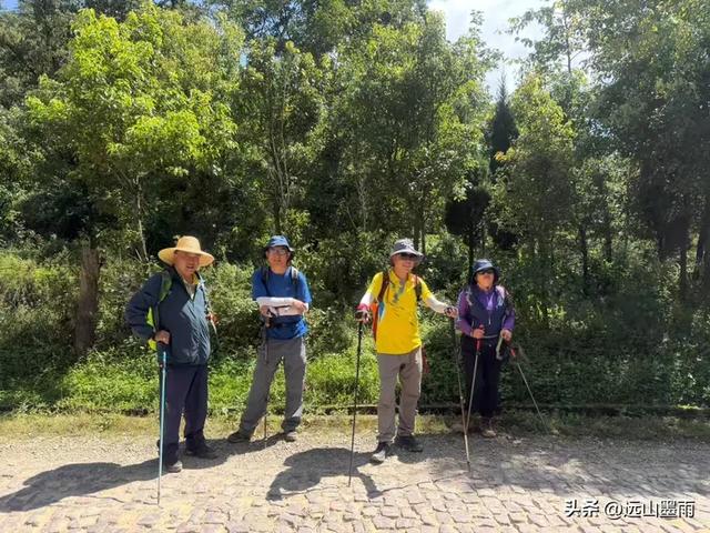 在阳光明媚的秋日里，我们走马街、三家村水库、团结乡滑草场，爽