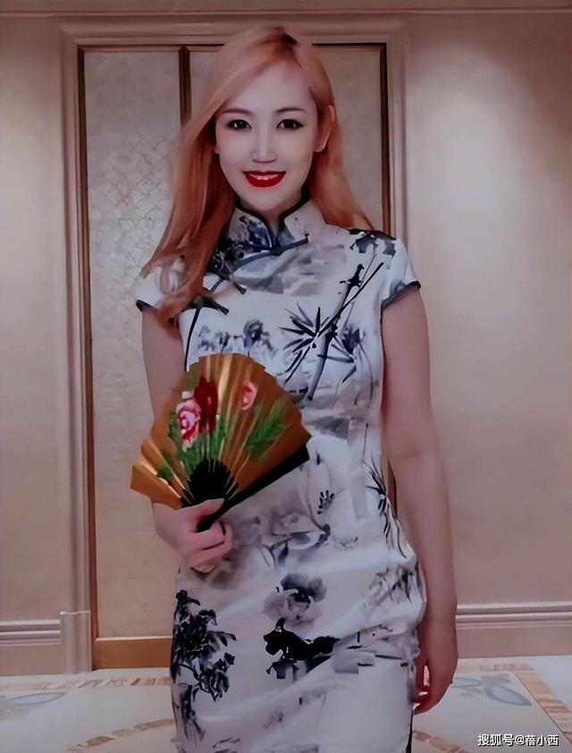 马蓉离开王宝强9年后更美了！穿搭时髦秀豆腐腿，越活越像大明星