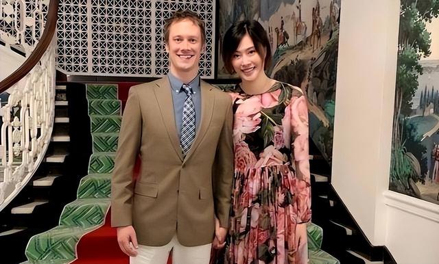 郎平爱徒嫁大16岁美国富豪，在网上频频炫富，冬天“赤身”滑雪