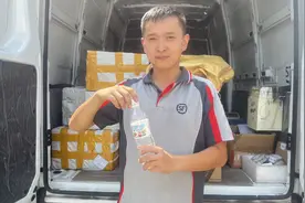高温“烤”验下的快递员图片