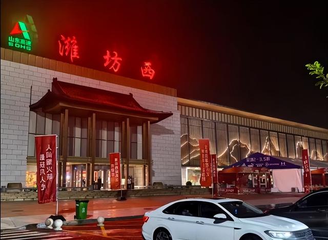 山东某高速服务区突然爆火！比景区的人还多！网友：原本只想来上个厕所，结果花出去500多，一进门我都懵了
