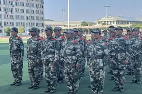 超燃！身残大学生，自强迎军训图片