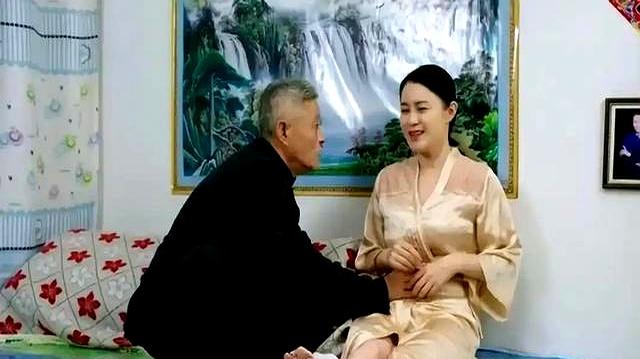 关婷娜回黑龙江老家参加婚礼，当证婚人，穿热裤登台引争议