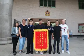 海外华人跨越万里找到亲生父母图片