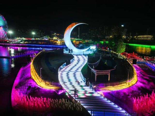 夜宴浩江湖！“超级月亮”与凌云塔共辉，沅江新夜景美出圈