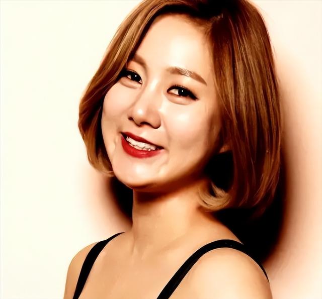 韩国艺人朴娜莱	，又被曝在车上发生关系！强迫工作人员旁听