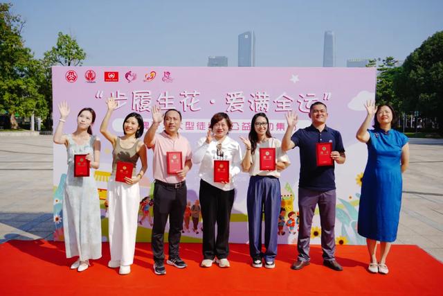 “玫瑰计划”公益徒步开启暖心寻秋之旅——多元互动摊位与自由徒步相结合,打造亲子公益新体验
