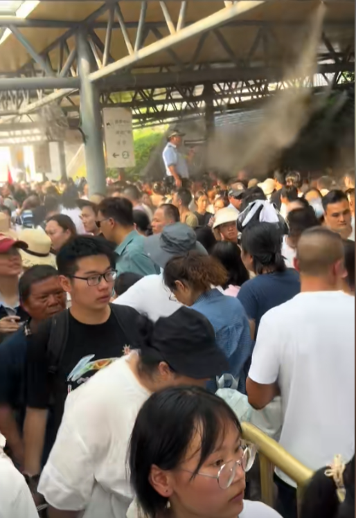 贵州文旅赢麻了！全国游客蜂拥而至，人潮汹涌，避暑胜地名不虚传