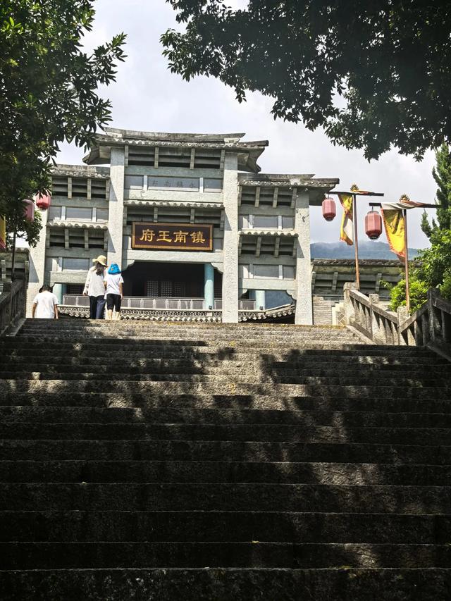 曾对旅行充满了期待，现在的我疑惑了。