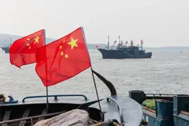 开海啦！一网捞上来2000斤，凌晨四点西海岸新区琅琊渔港第一船海鲜靠岸，商贩们连夜排队抢“鲜”→图片