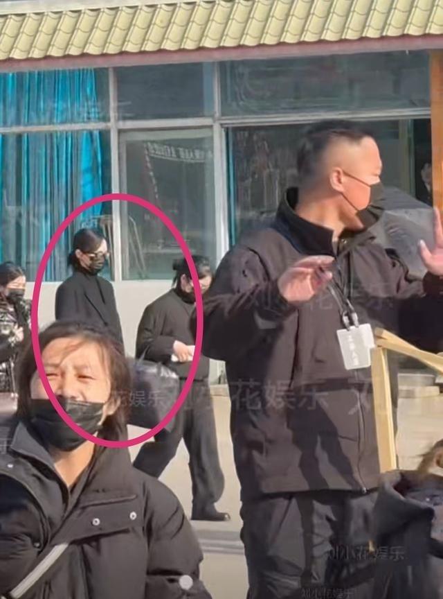 唐嫣现身罗父葬礼！罗晋抱着父亲遗照	，唐嫣全程陪同，神情落寞