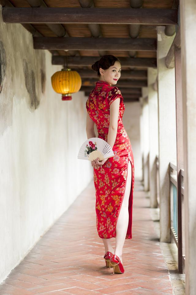穿旗袍搭配什么发型最美？这些经典与时尚选择不容错过