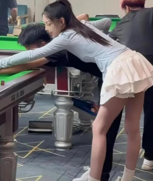台球厅被曝涉黄，包间内藏玄机，美女陪练988包一杆进洞