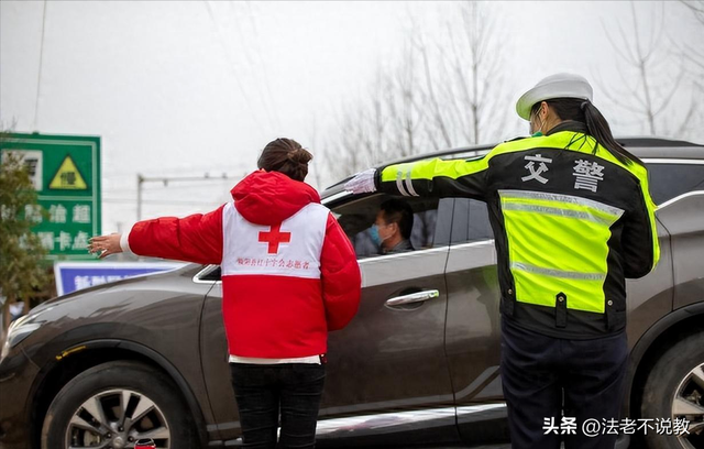 辽宁暴走团阻碍3辆救援车通行，警方回应，央媒：这不是素质问题