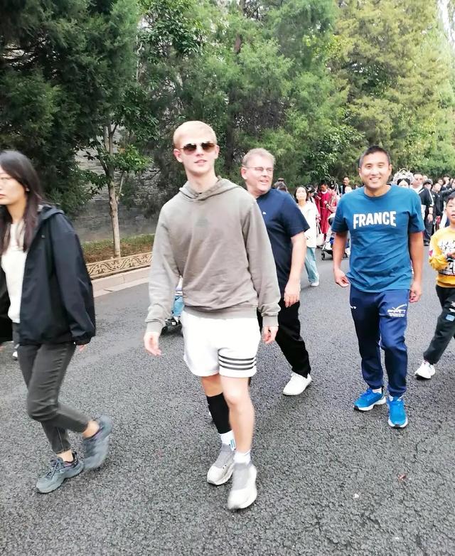 小勒布伦夺男单亚军后，并没有马上回法国，想不到是去了这里玩