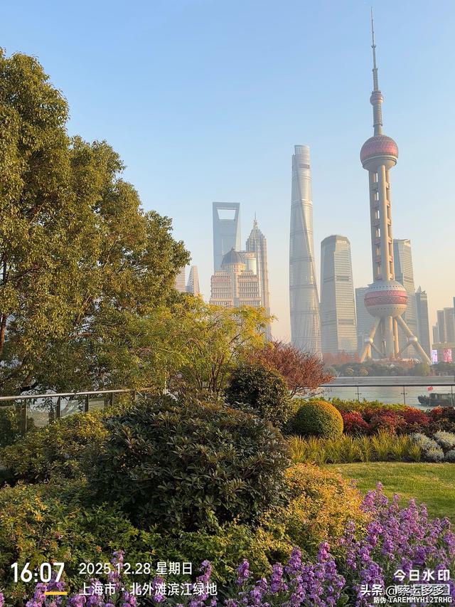 在北外滩，与圣诞和黄浦江撞个满怀