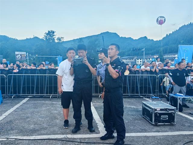 洪雅公安：“村晚”点燃夏夜 绘就平安警色