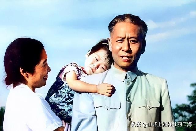 刘少奇的夫人王光美有多美？19岁在大学的留影，美艳不可方物！