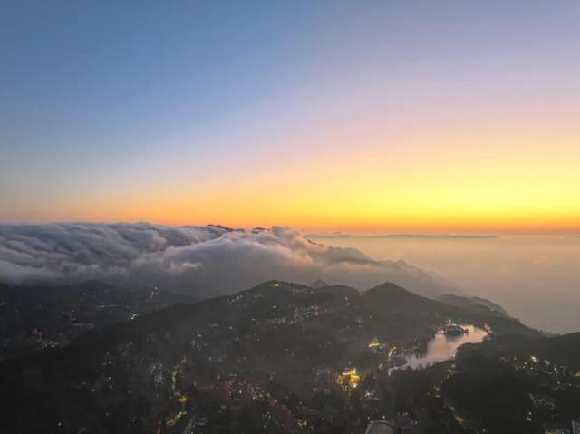 庐山：夕阳映红云瀑 “蓝调时刻”风光旖旎