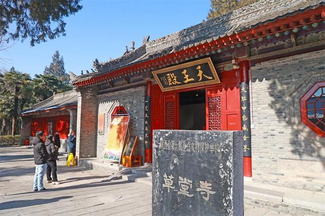 西安:市民游客打卡“草堂烟雾”