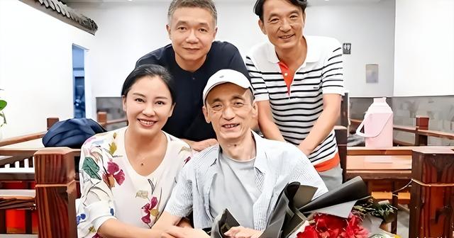 她是国家一级女演员，多次给坐轮椅丈夫戴绿帽，如今儿子也是演员