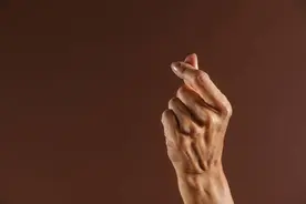 手指关节疼痛是怎么回事？或是6种疾病的麻烦，教你如何自我判断图片
