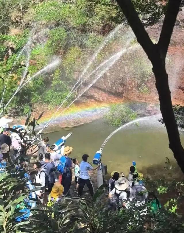 破产景区靠1元冰棍逆袭，年轻人用行动证明：不是物价高是良心贵