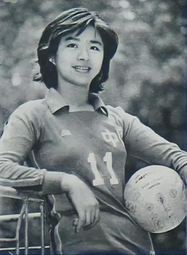 戏里又土又丑，戏外却是气质美女，“妈妈专业户”迟蓬让人敬佩