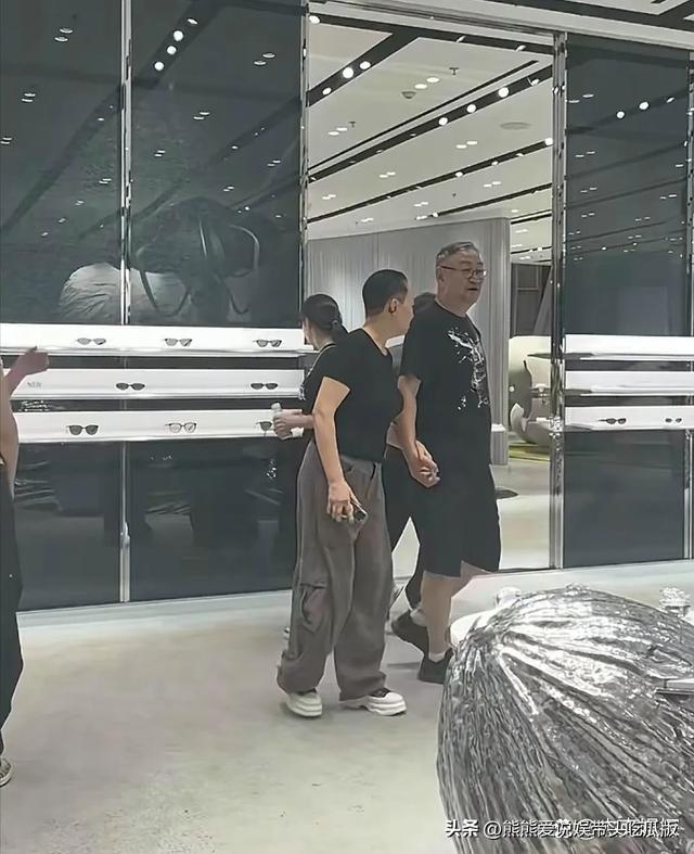 宋丹丹和老公赵玉吉在北京三里屯牵手逛街，两个人看起来太恩爱了