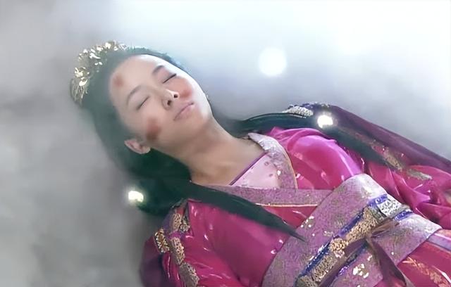 放弃主持事业，嫁大15岁“软饭男”	，如今才明白她的选择有多明智